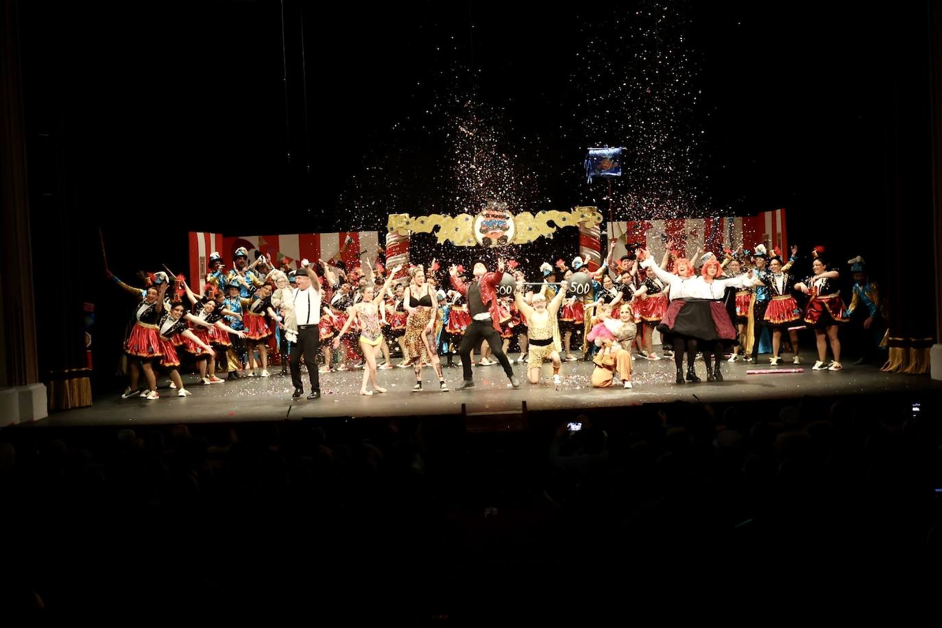 Las charangas llenan de alegría el Teatro Jovellanos