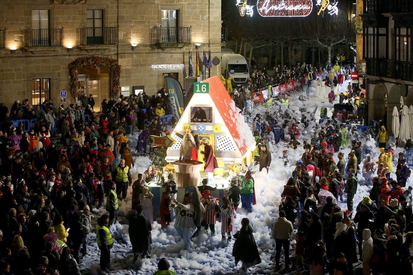 El Descenso de Galiana vuelve a llenar de espuma y disfraces las calles de Avilés