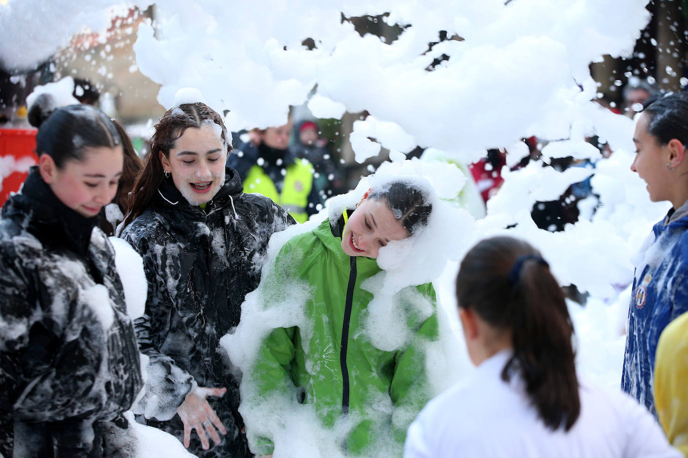 El Descenso de Galiana vuelve a llenar de espuma y disfraces las calles de Avilés