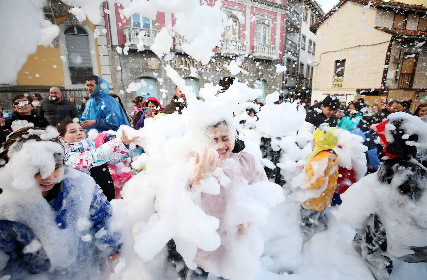 El Descenso de Galiana vuelve a llenar de espuma y disfraces las calles de Avilés