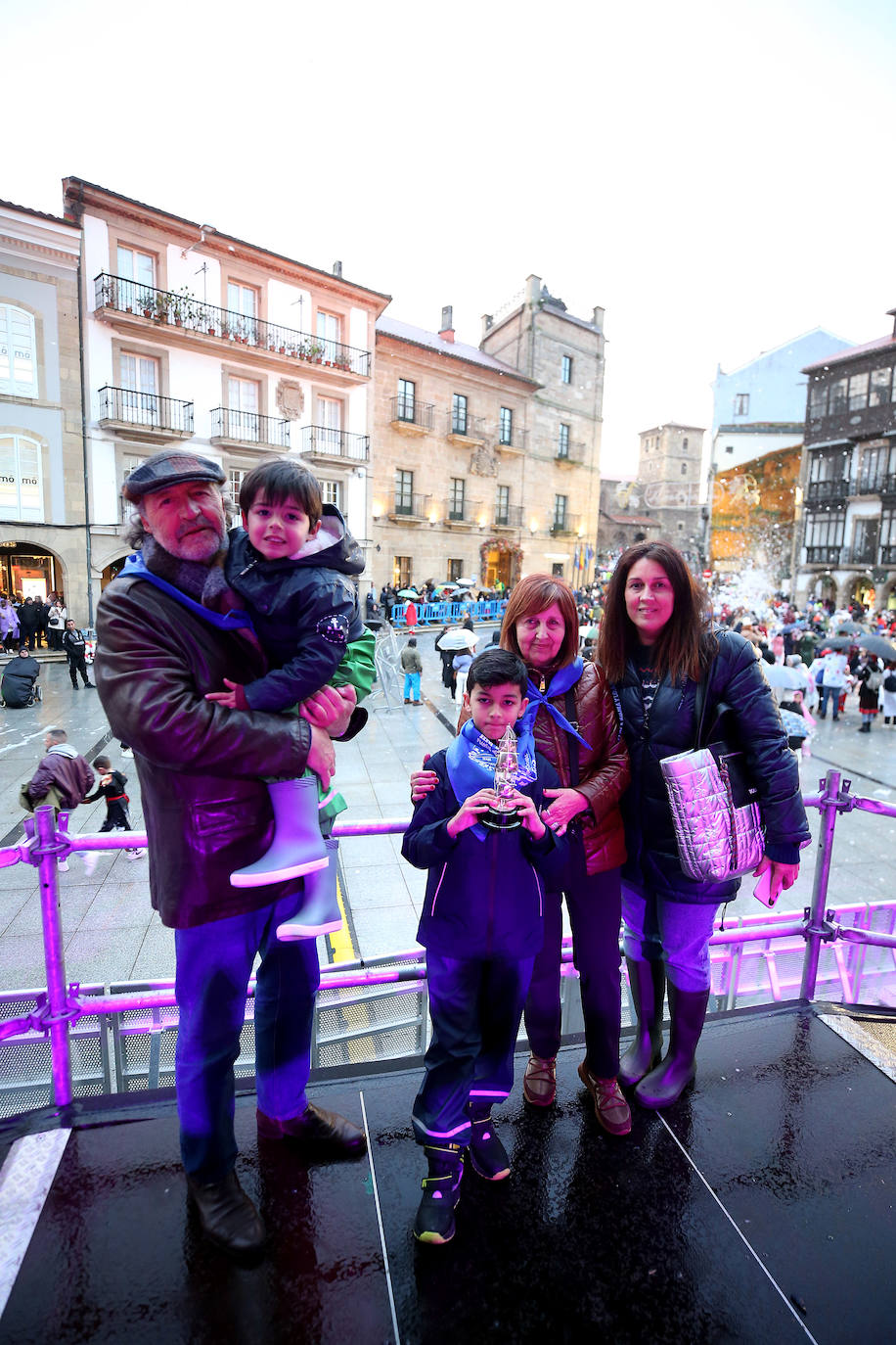 El Descenso de Galiana vuelve a llenar de espuma y disfraces las calles de Avilés