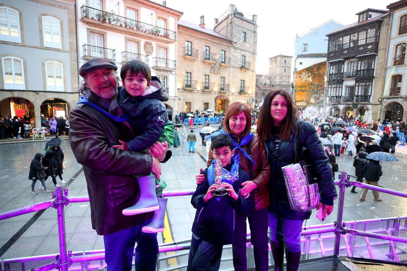 El Descenso de Galiana vuelve a llenar de espuma y disfraces las calles de Avilés