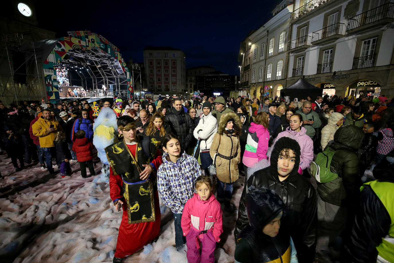 El Descenso de Galiana vuelve a llenar de espuma y disfraces las calles de Avilés