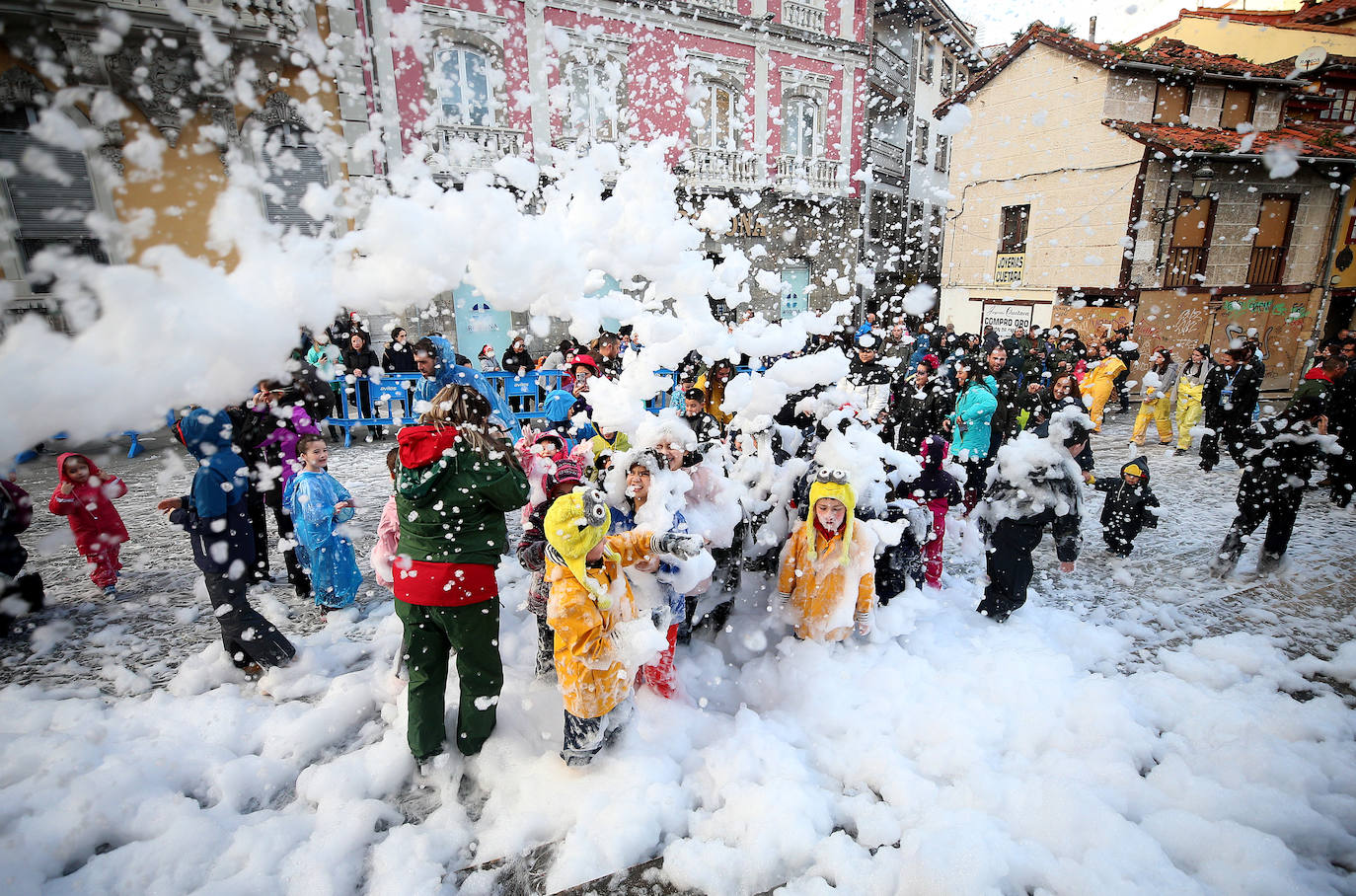 El Descenso de Galiana vuelve a llenar de espuma y disfraces las calles de Avilés