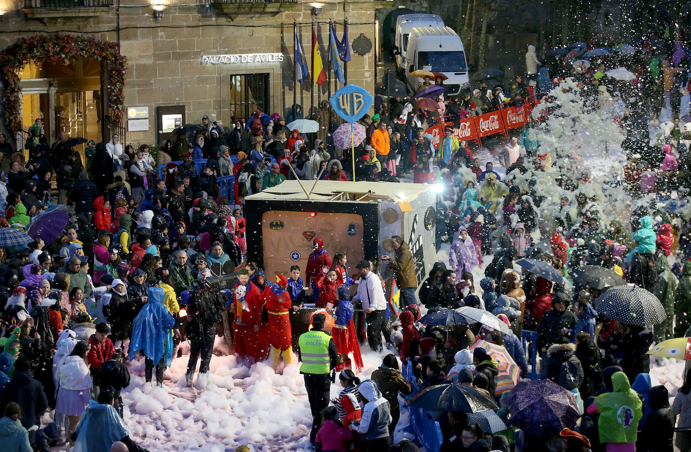 El Descenso de Galiana vuelve a llenar de espuma y disfraces las calles de Avilés