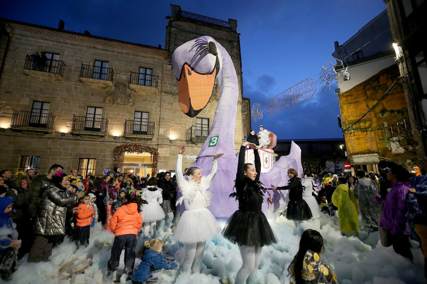 El Descenso de Galiana vuelve a llenar de espuma y disfraces las calles de Avilés