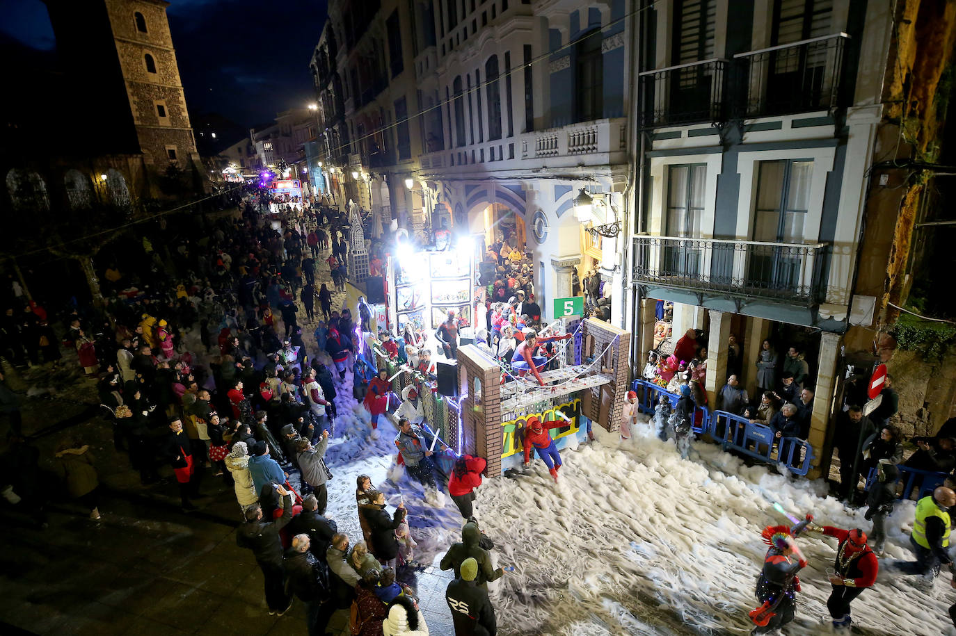 El Descenso de Galiana vuelve a llenar de espuma y disfraces las calles de Avilés