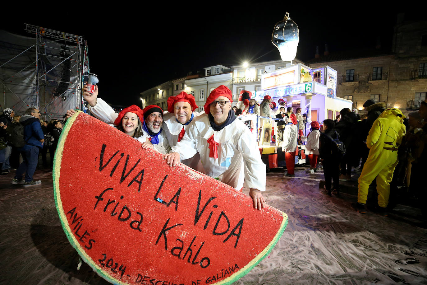 El Descenso de Galiana vuelve a llenar de espuma y disfraces las calles de Avilés