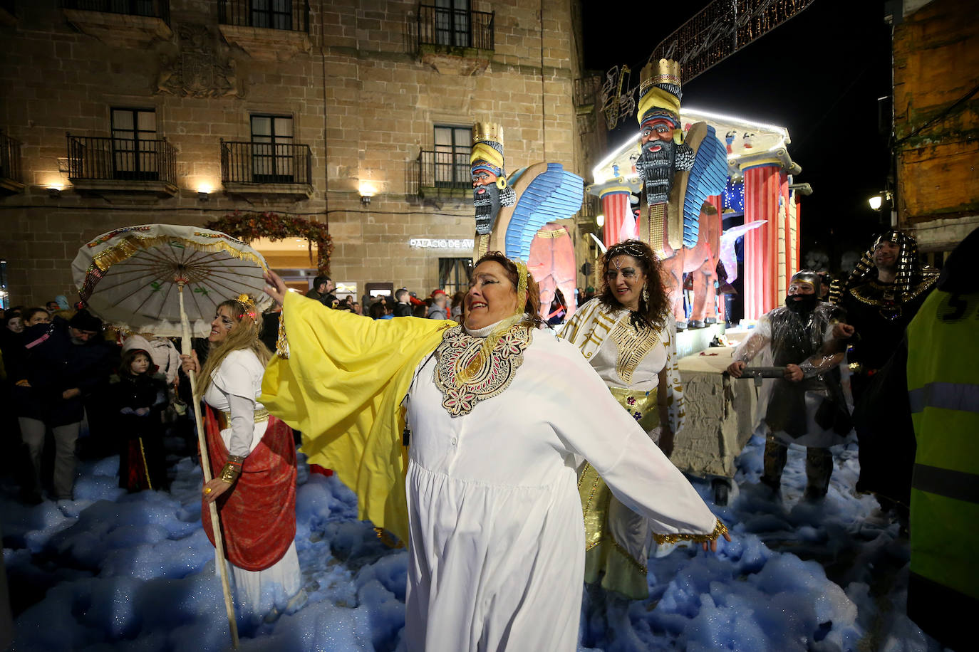 El Descenso de Galiana vuelve a llenar de espuma y disfraces las calles de Avilés