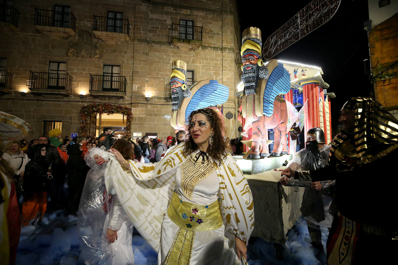 El Descenso de Galiana vuelve a llenar de espuma y disfraces las calles de Avilés