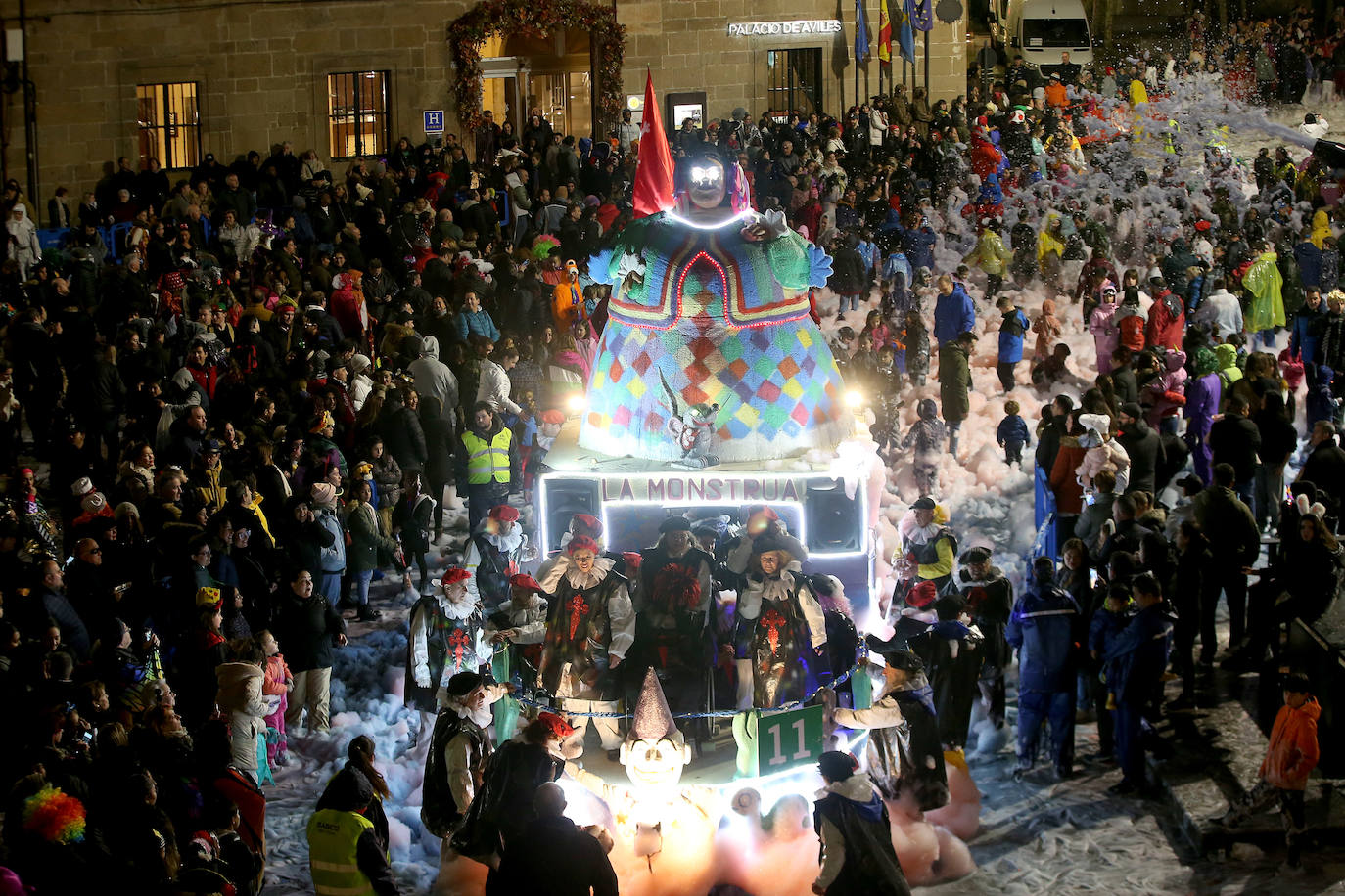 El Descenso de Galiana vuelve a llenar de espuma y disfraces las calles de Avilés