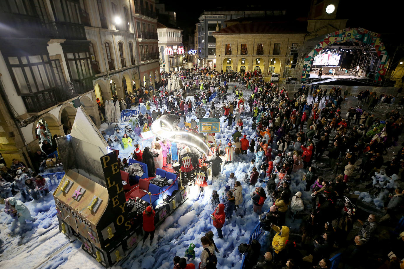 El Descenso de Galiana vuelve a llenar de espuma y disfraces las calles de Avilés