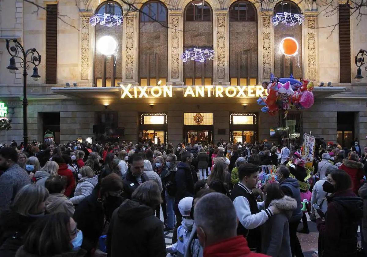 La diversión llega al Jovellanos: así fue el primer día del concurso de charangas de Gijón