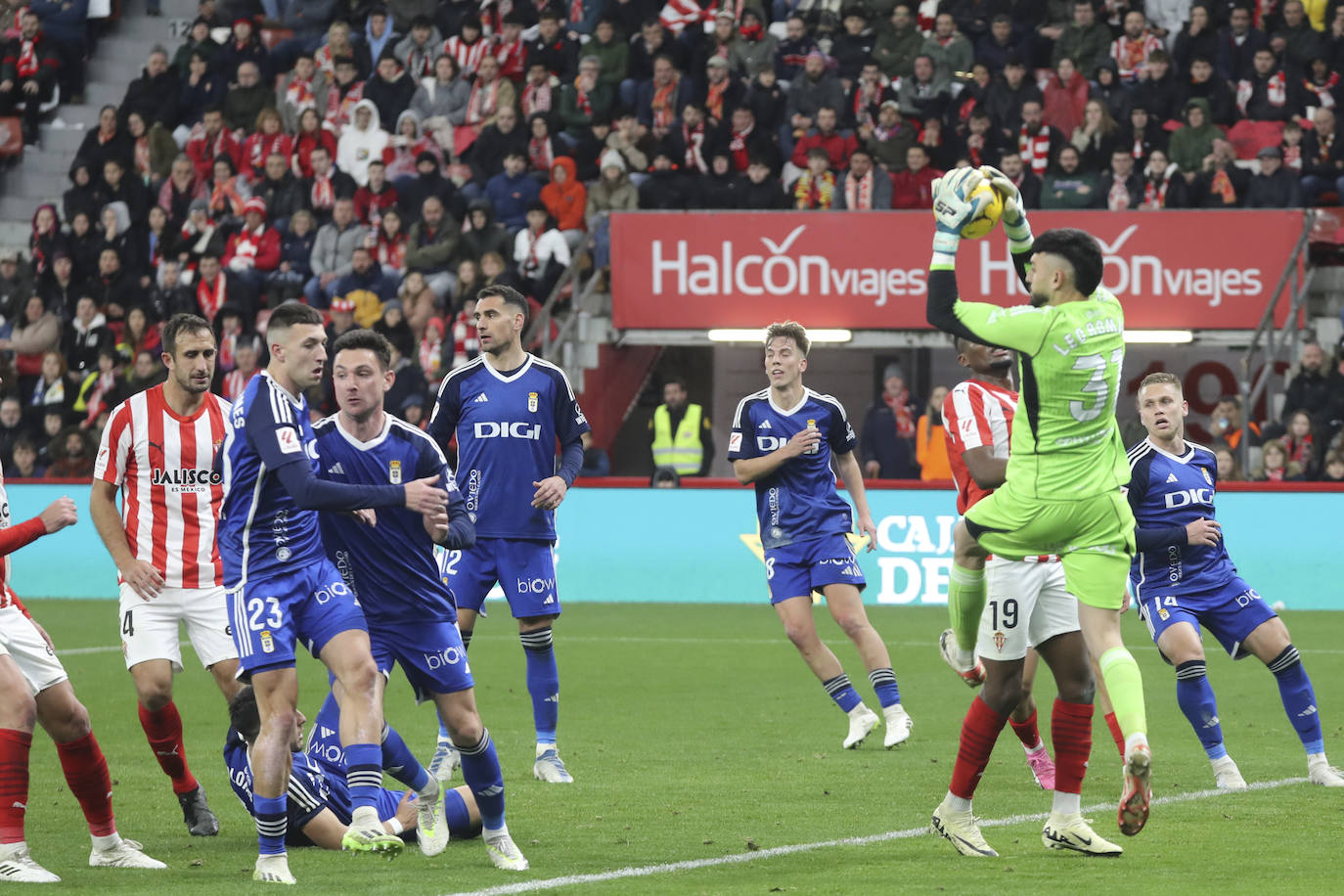 Las mejores imágenes del derbi Sporting - Real Oviedo