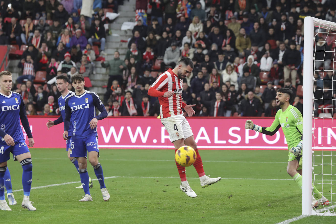 Las mejores imágenes del derbi Sporting - Real Oviedo