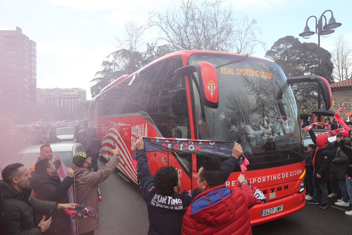 Así fue la llegada del Sporting a El Molinón, en imágenes