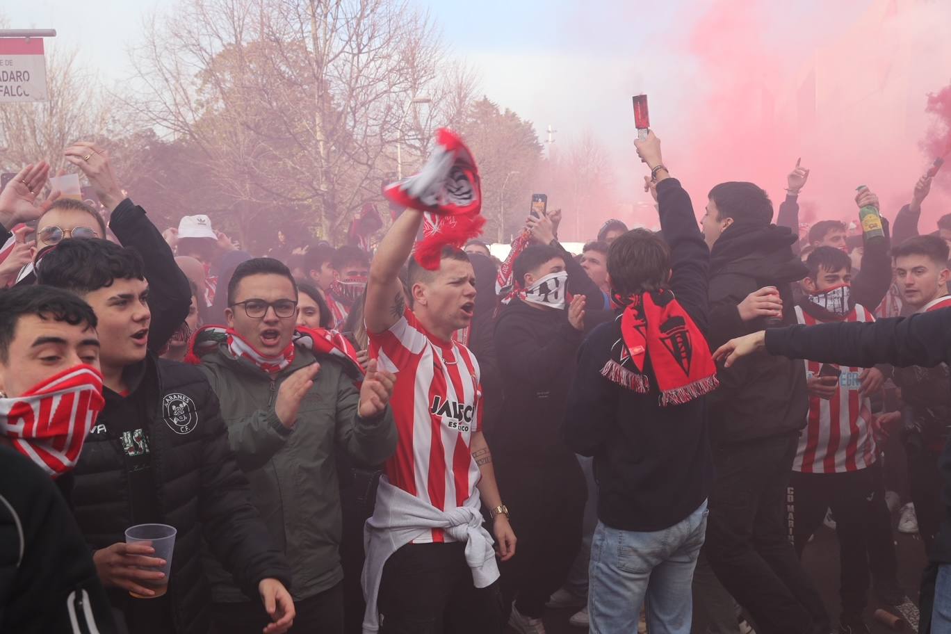 Así fue la llegada del Sporting a El Molinón, en imágenes