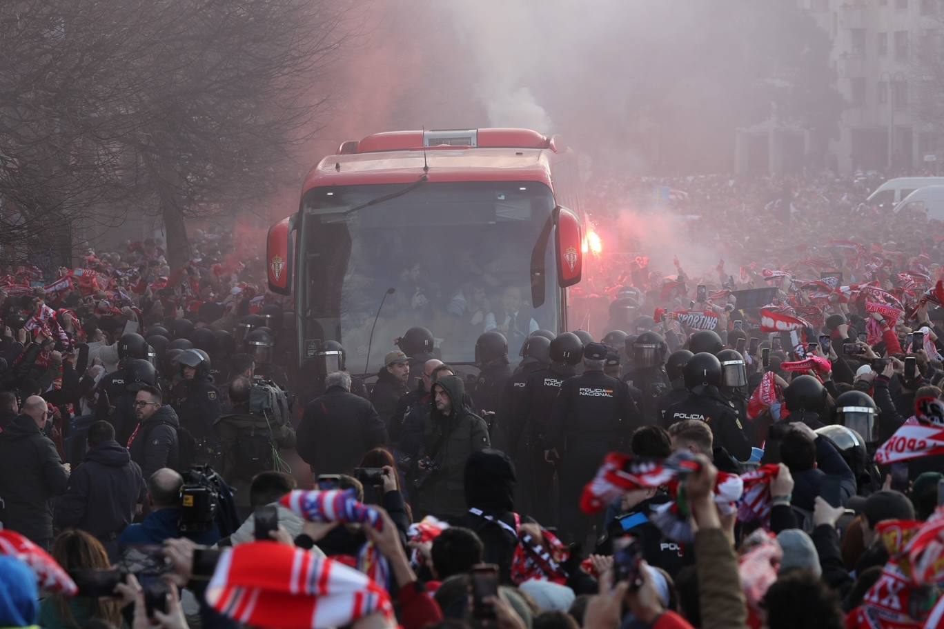 Así fue la llegada del Sporting a El Molinón, en imágenes