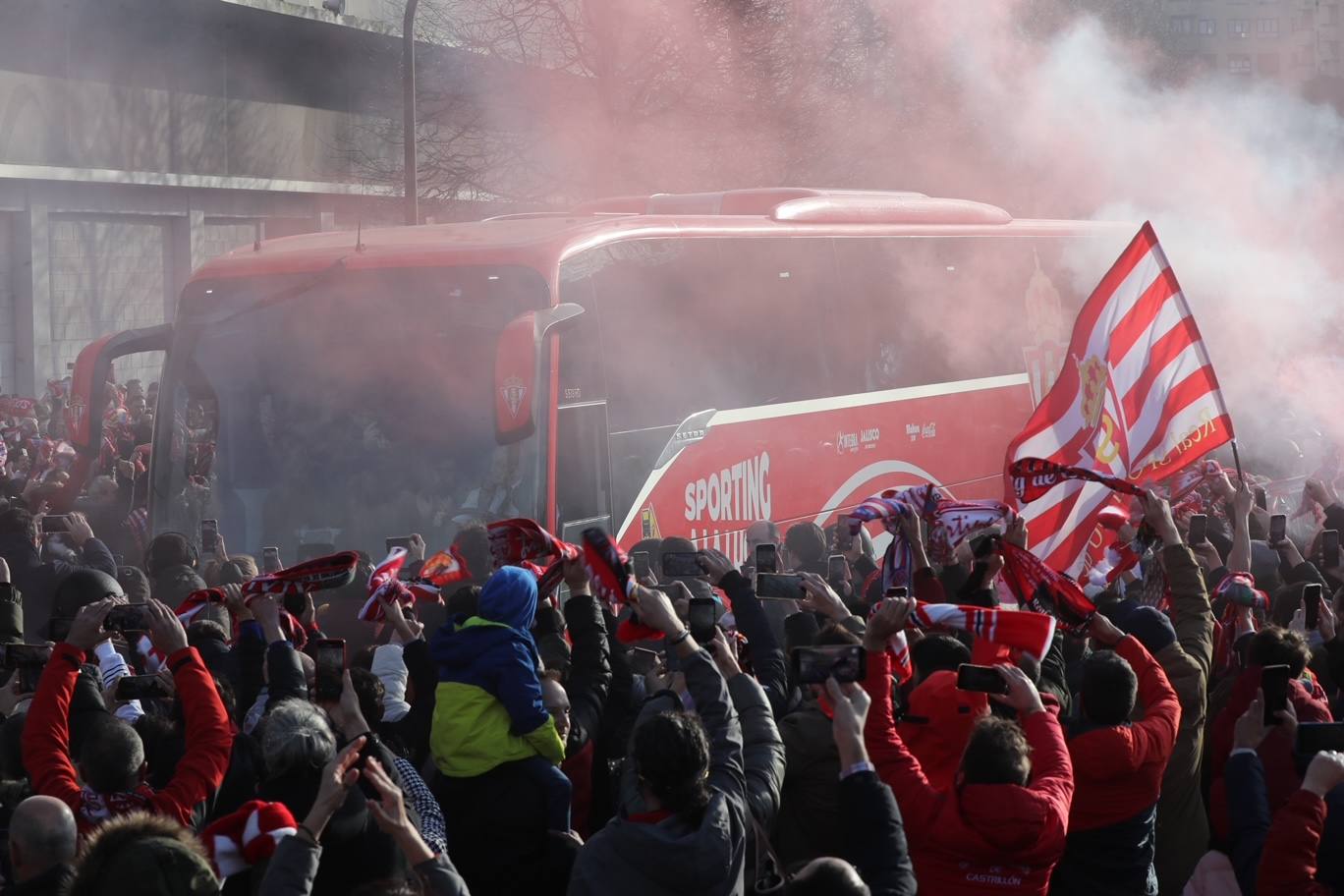 Así fue la llegada del Sporting a El Molinón, en imágenes