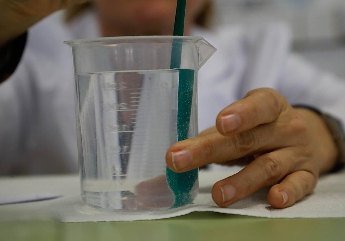 Los pequeños y pequeñas aprendieron los secretos de la refracción.