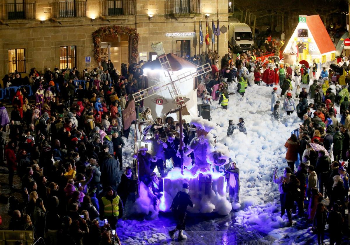 La peña V. R. S. llega a la plaza de España con un 'Don Quixote en Versalles'; tras ellos Los Nostálgicos con su Vuelta a Galiana de Astérix y Obélix.