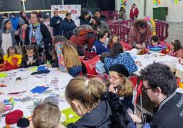 Niños participan en talleres de elaboración de broches de fieltro y atrapasueños.