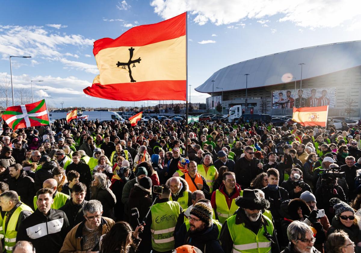 Cientos de agricultores y ganaderos concentrados, ayer, ante el Estadio Metropolitano, en Madrid, convocados por la Plataforma 6F.