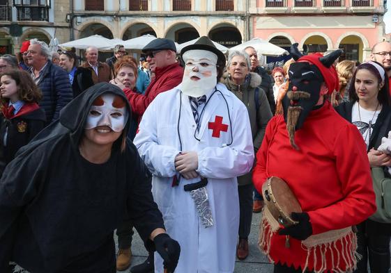 Domingo de tradiciones y buena fiesta antroxera en Avilés