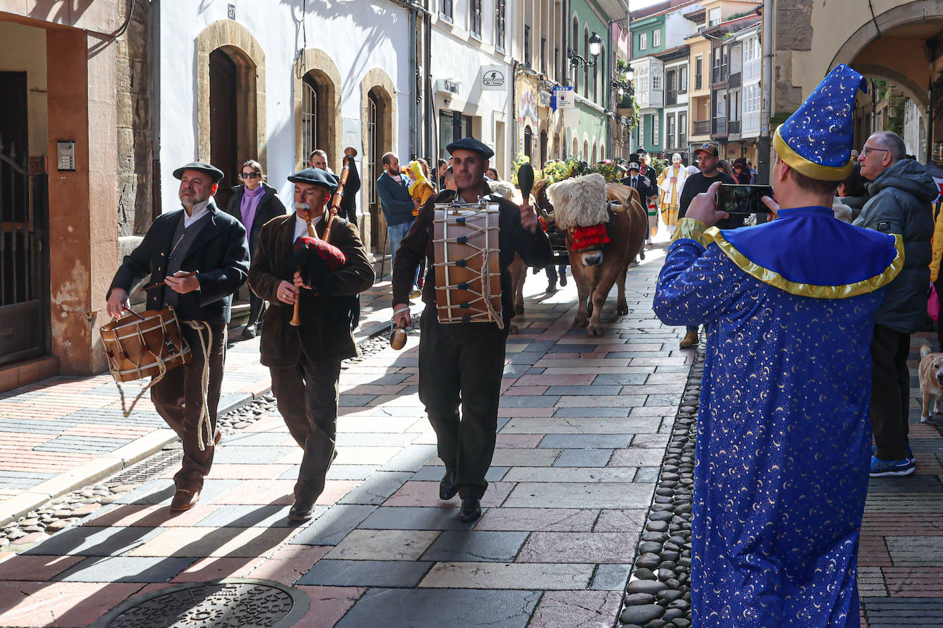 Diversión antroxera por las calles de Avilés