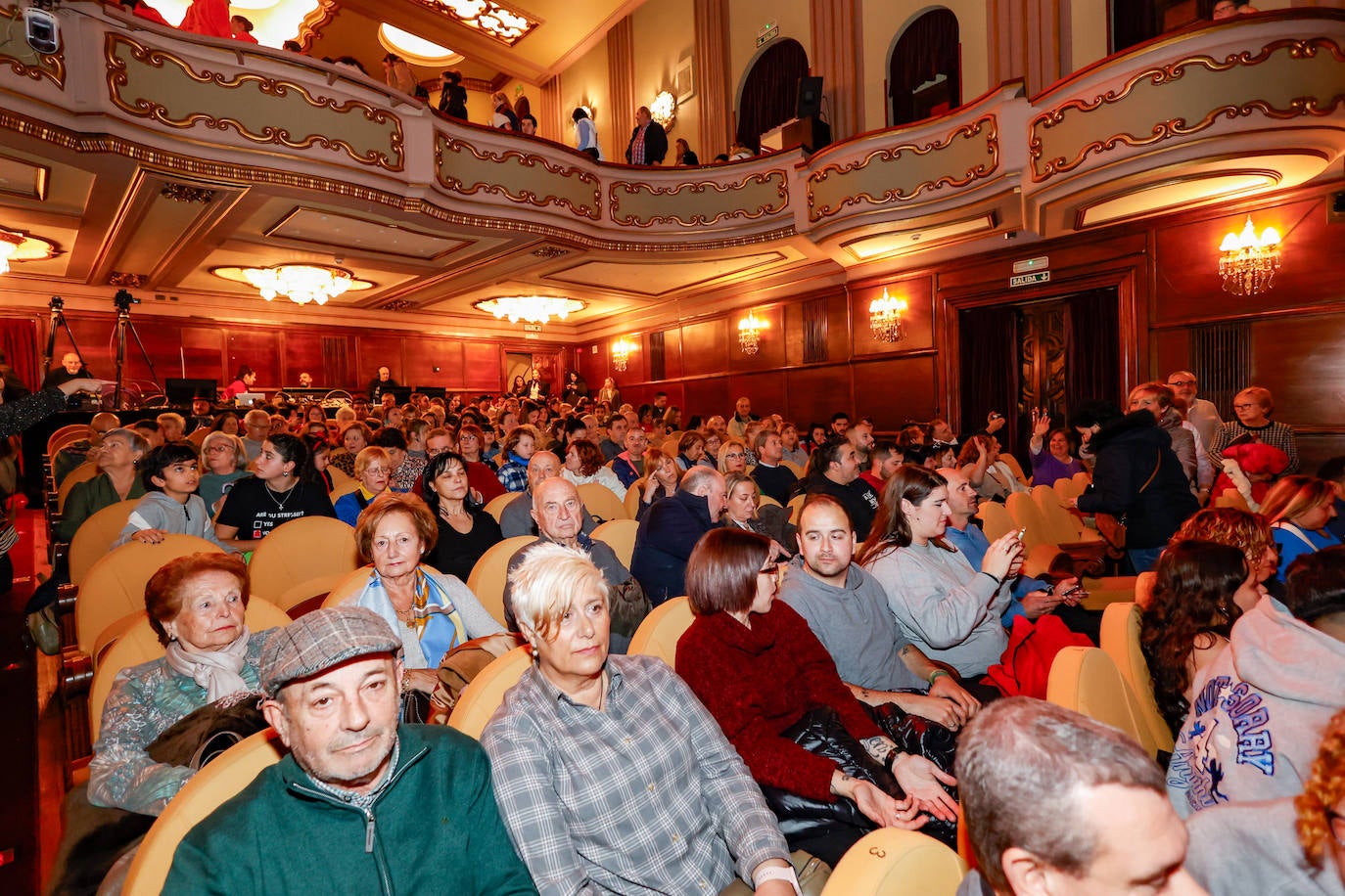 Las charangas llenan el Teatro Jovellanos por segundo día