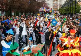 Multitudinario desfile infantil por las calles de Gijón a todo color.