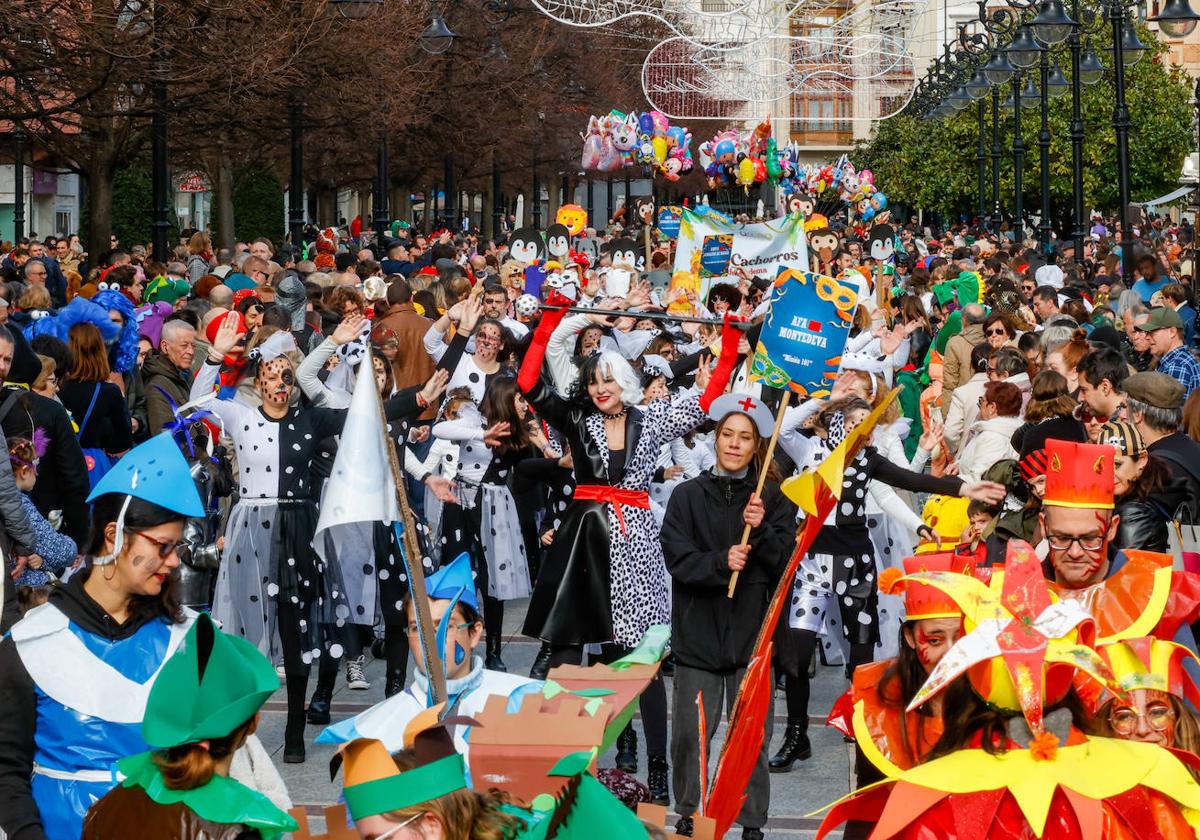 Multitudinario desfile infantil por las calles de Gijón a todo color.