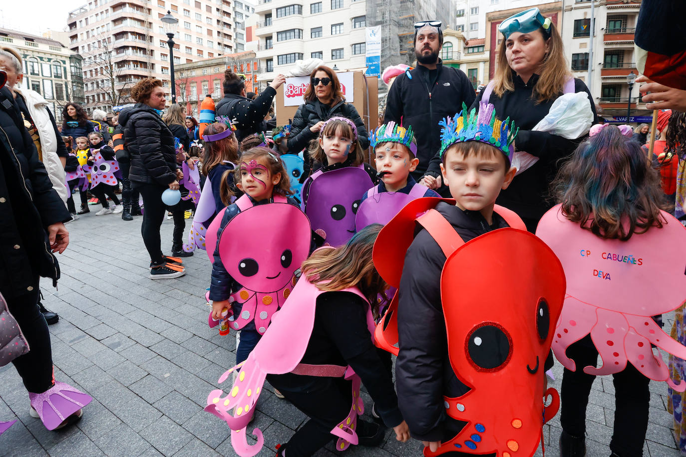 Multitudinario desfile infantil en Gijón: ilusión a todo color en el antroxu de los peques