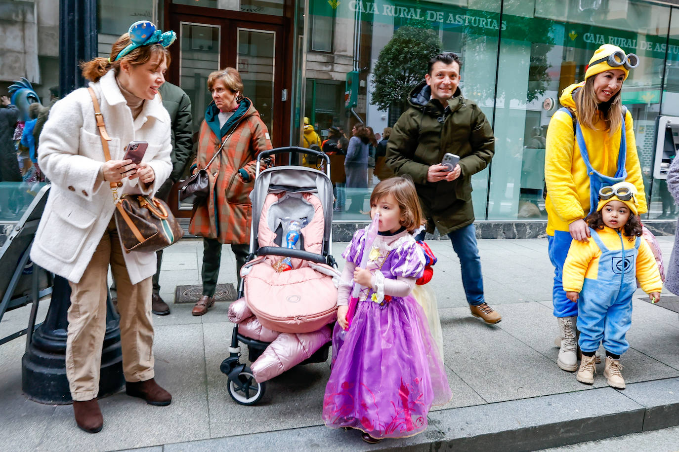 Multitudinario desfile infantil en Gijón: ilusión a todo color en el antroxu de los peques