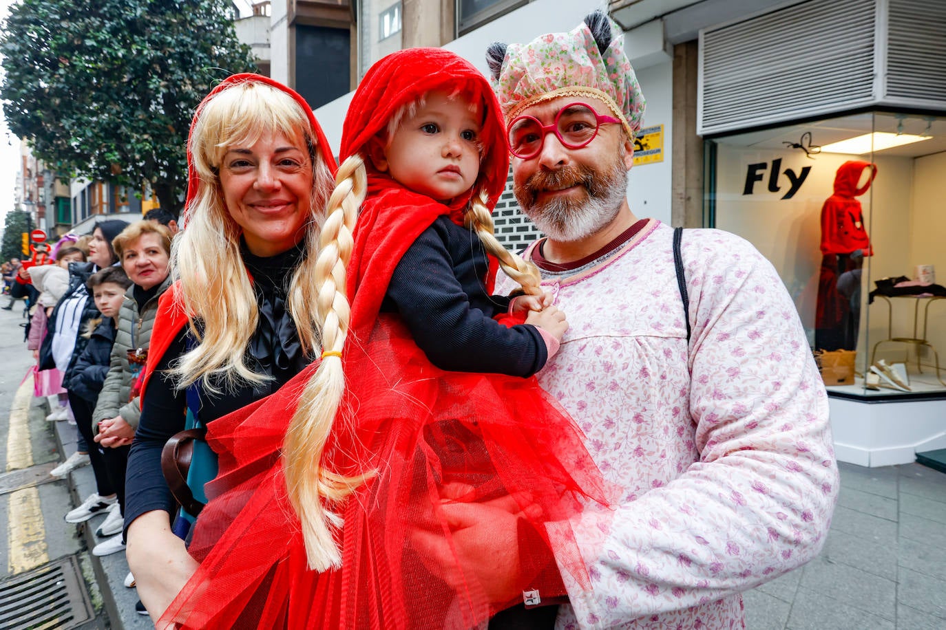 Multitudinario desfile infantil en Gijón: ilusión a todo color en el antroxu de los peques