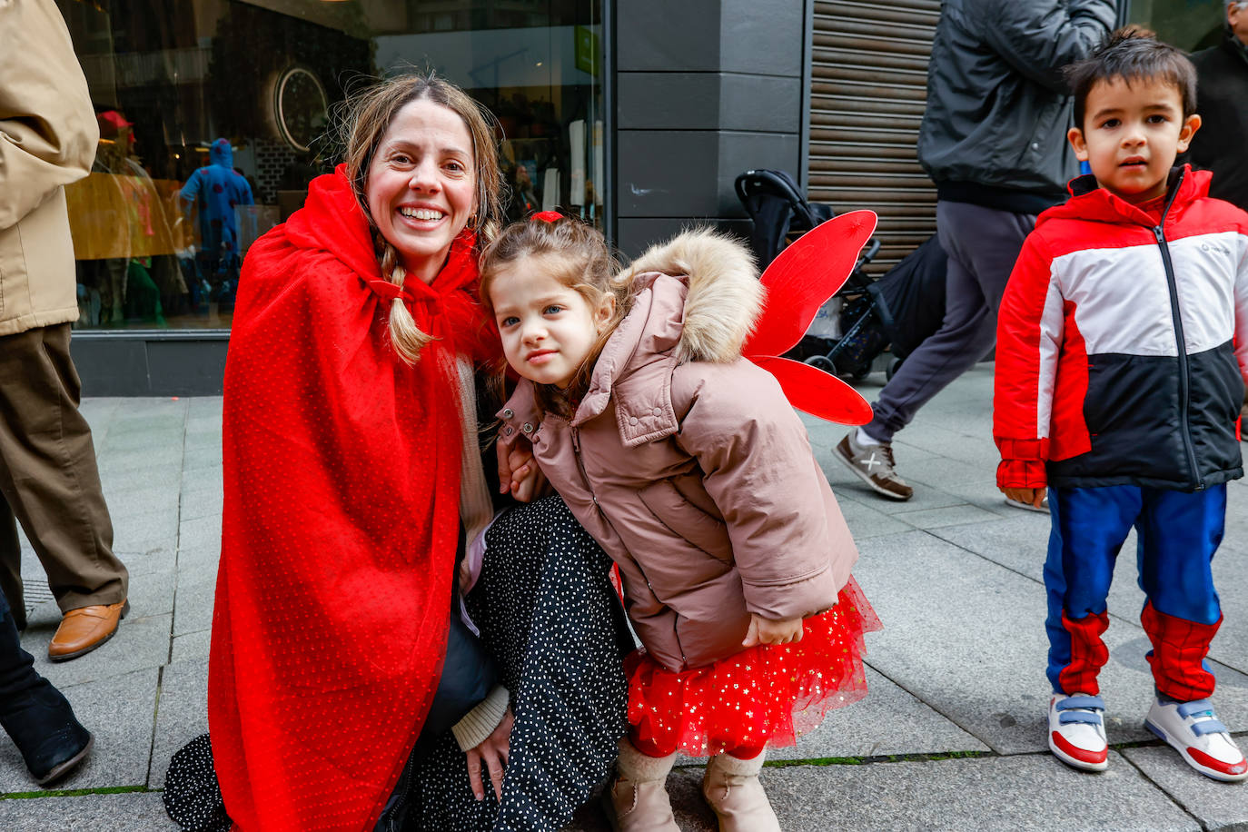 Multitudinario desfile infantil en Gijón: ilusión a todo color en el antroxu de los peques