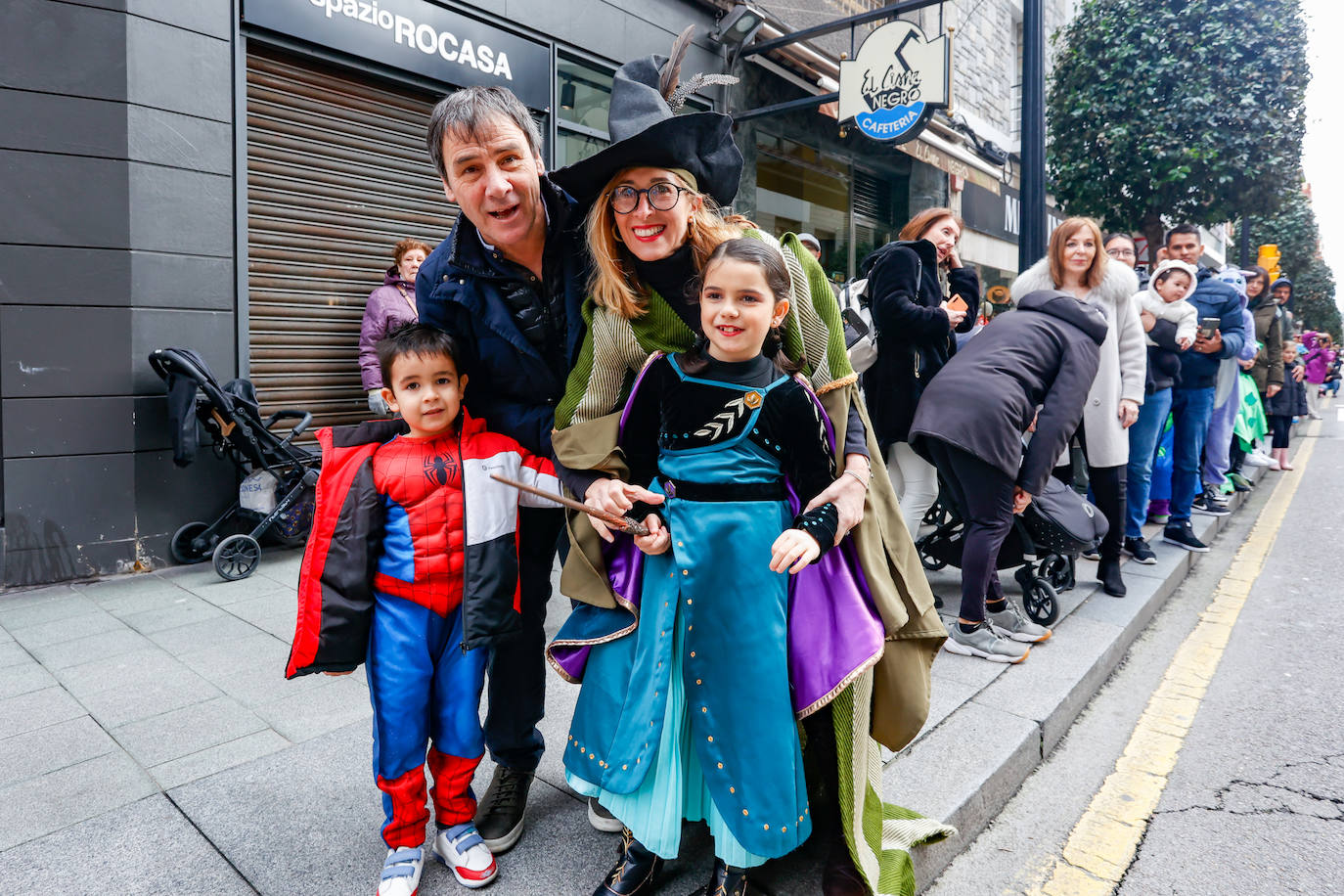 Multitudinario desfile infantil en Gijón: ilusión a todo color en el antroxu de los peques