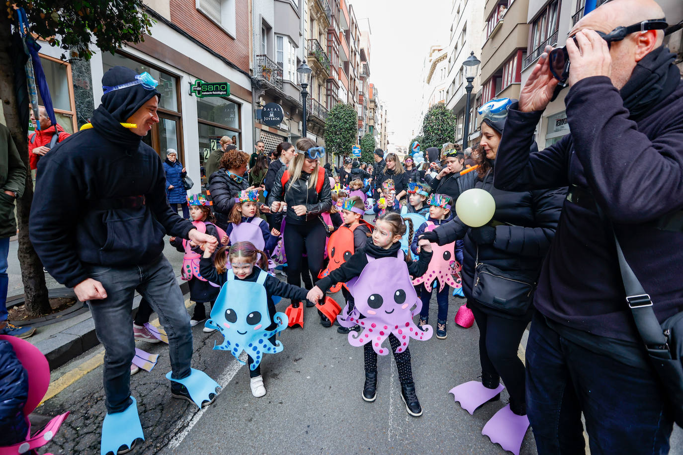 Multitudinario desfile infantil en Gijón: ilusión a todo color en el antroxu de los peques