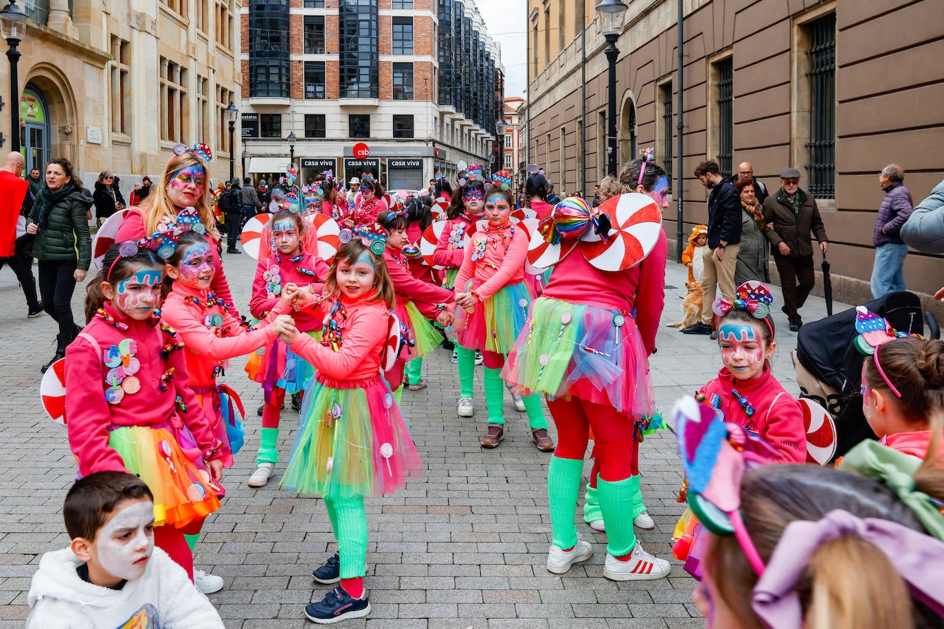 Multitudinario desfile infantil en Gijón: ilusión a todo color en el antroxu de los peques