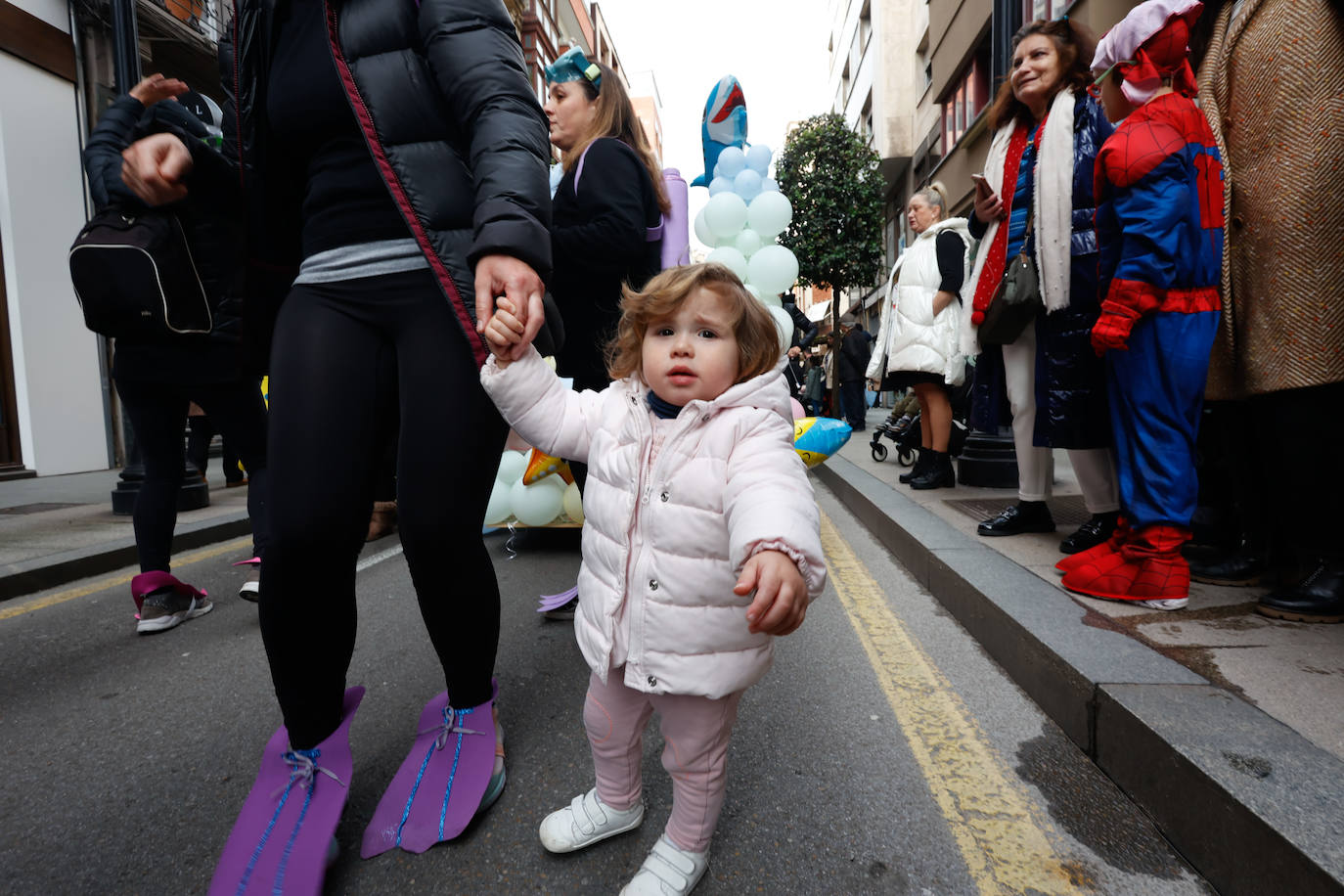 Multitudinario desfile infantil en Gijón: ilusión a todo color en el antroxu de los peques