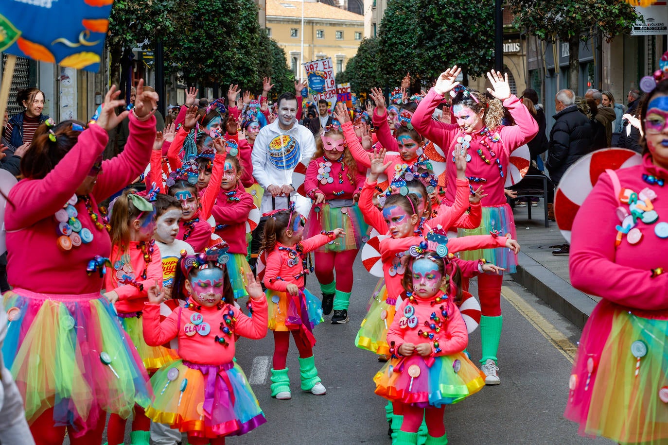 Multitudinario desfile infantil en Gijón: ilusión a todo color en el antroxu de los peques