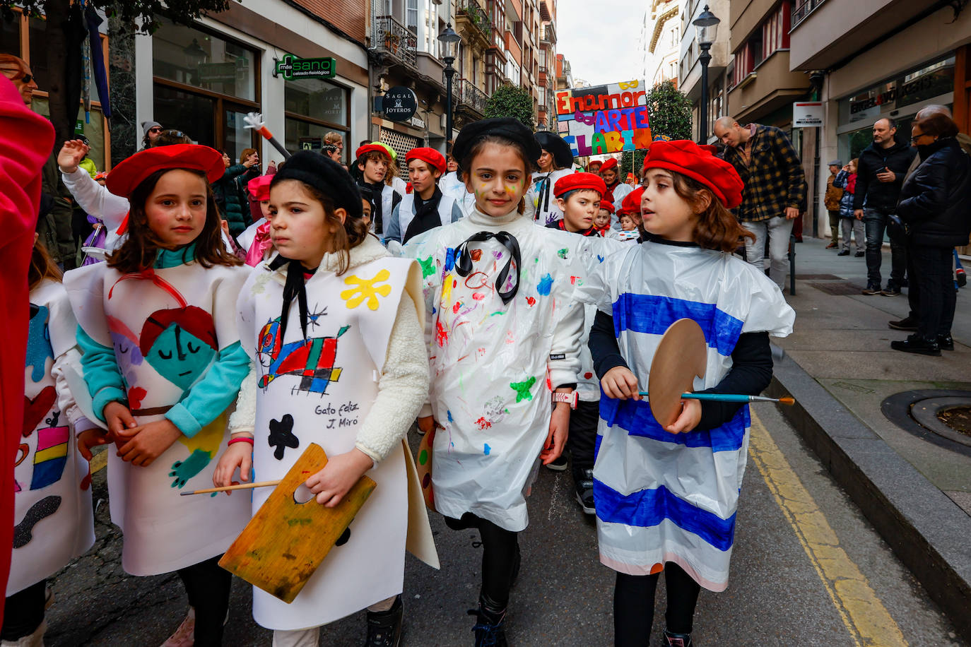 Multitudinario desfile infantil en Gijón: ilusión a todo color en el antroxu de los peques