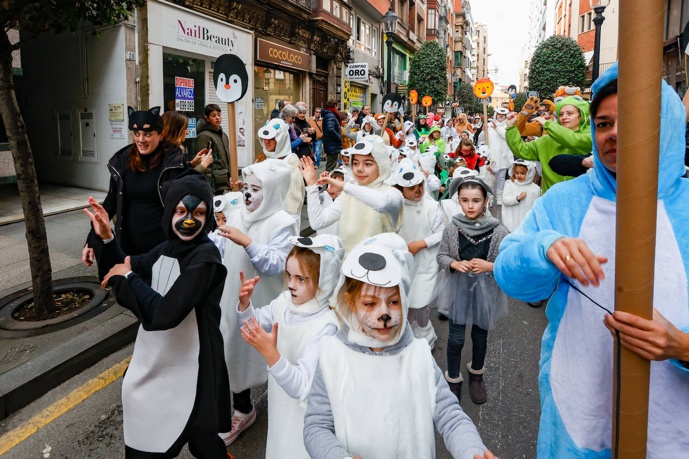 Multitudinario desfile infantil en Gijón: ilusión a todo color en el antroxu de los peques