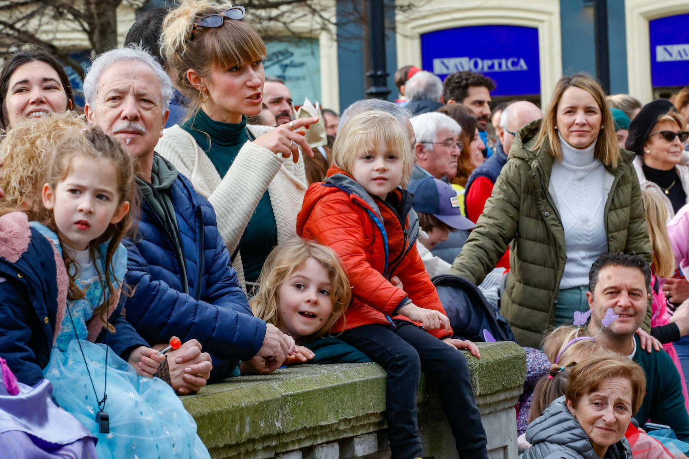 Multitudinario desfile infantil en Gijón: ilusión a todo color en el antroxu de los peques