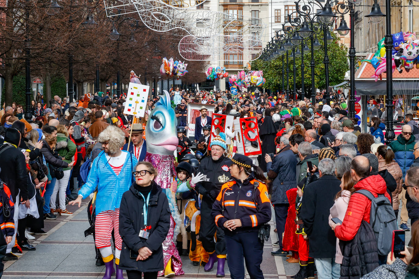 Multitudinario desfile infantil en Gijón: ilusión a todo color en el antroxu de los peques