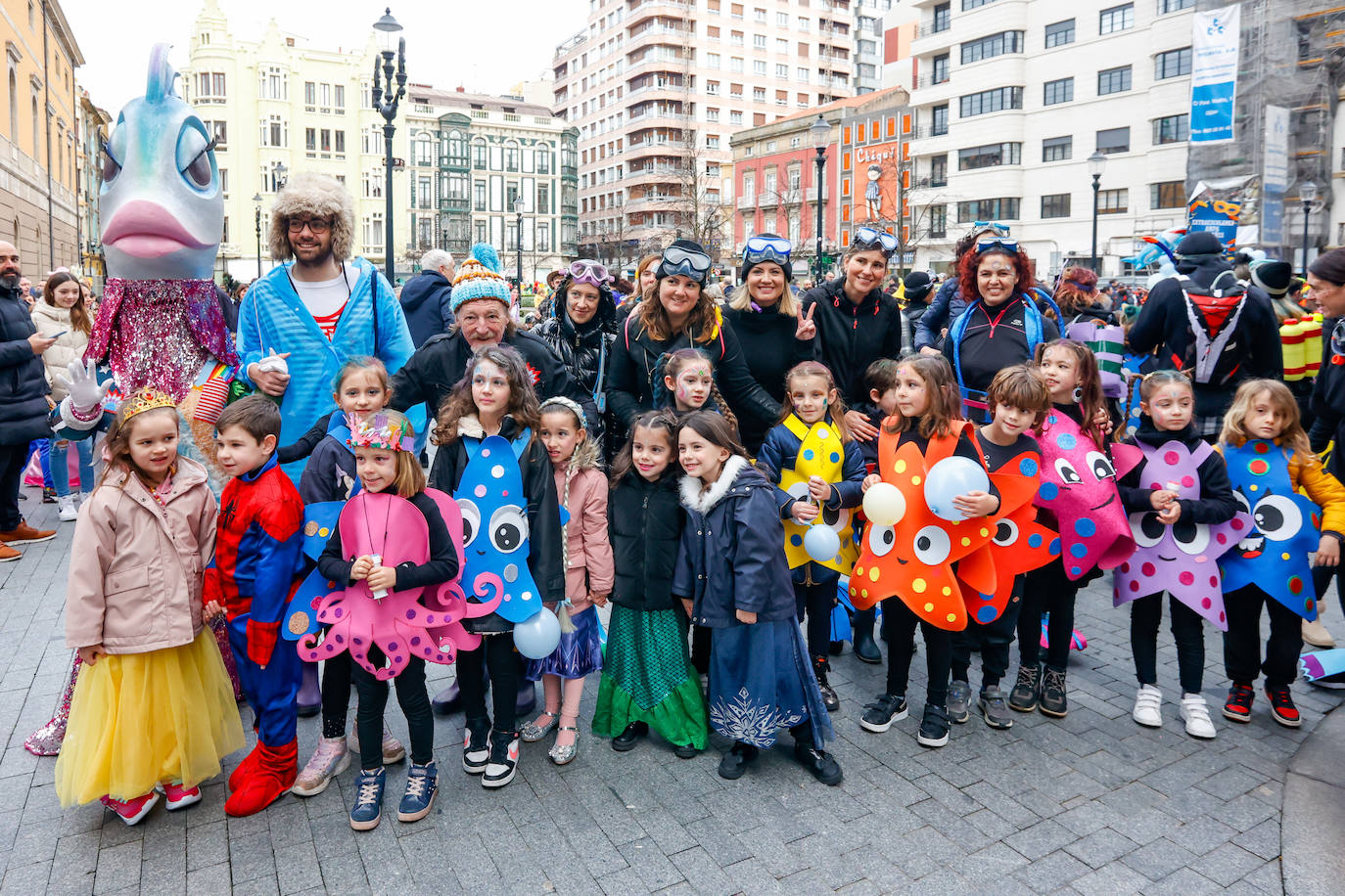 Multitudinario desfile infantil en Gijón: ilusión a todo color en el antroxu de los peques