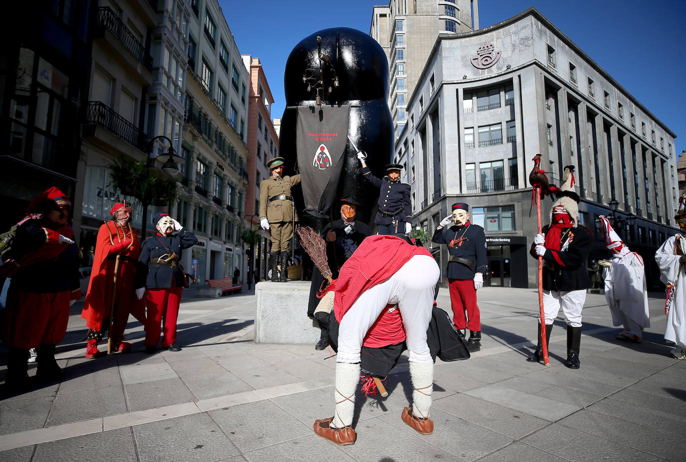 Los Mazcaritos recorren Oviedo por carnaval