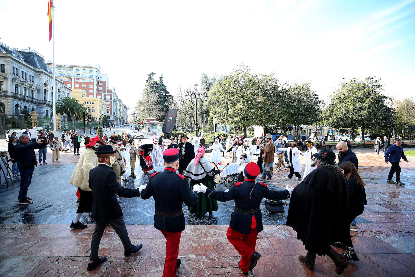 Los Mazcaritos recorren Oviedo por carnaval