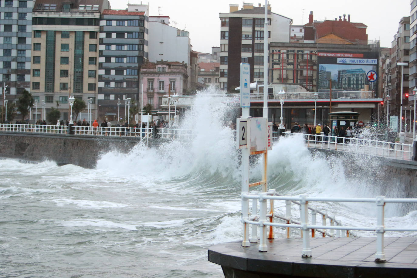 La borrasca &#039;Karlotta&#039; provoca fuerte oleaje en Gijón