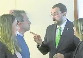 El presidente del Principado, el miércoles en la Junta, conversa con Ovidio Zapico. a. á.